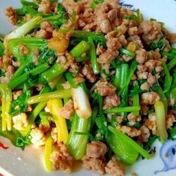 หมูสับผัดขึ้นฉ่าย แม่ครัวใหญ่