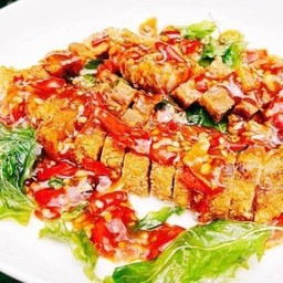 หมูกรอบ ราดซอสกะเพรา แม่ครัวใหญ่