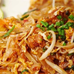 ผัดไทยหมูสับ แม่ครัวใหญ่