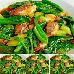 คะน้า ปลากระป๋อง ราดข้าว