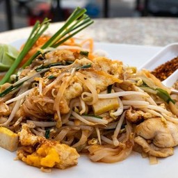 ผัดไทยหมูชิ้น แม่ครัวใหญ่