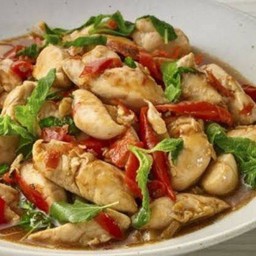 กะเพราอกไก่ชิ้น  ราดข้าว