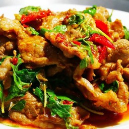 กะเพราหมูหมักชิ้น แม่ครัวใหญ่