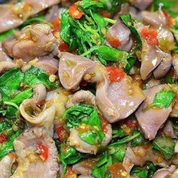 กะเพราเครื่องในไก่ ราดข้าว