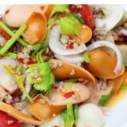 ยำไส้กรอกหมูสับ