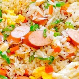 ข้าวผัดถาด ไส้กรอก