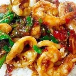 ข้าวทะเลรวมทอด ราดซอสกะเพรา แม่ครัวใหญ่