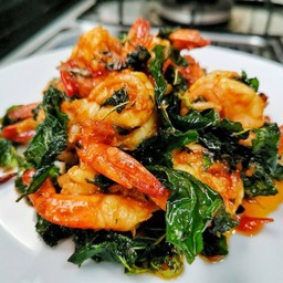 ข้าวกุ้งทอด ราดซอสกะเพรา แม่ครัวใหญ่