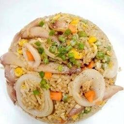ข้าวผัดถาด ปลาหมึก แม่ครัวใหญ่