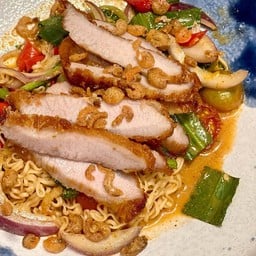 C05 ยำมาม่าคอหมูทอด / Deep-Fried Pork Neck Instant Noodle Spicy Salad ယံမမာခေါ်မုထွတ်