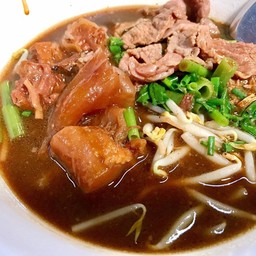 ก๋วยเตี๋ยวเนื้อเปื่อยผสมเอ็นแก้ววัว