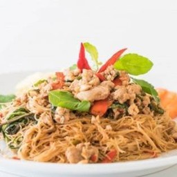 เส้นหมี่ ผัดกะเพราหมูสับ
