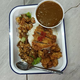 เซตสุดอิ่ม :::ข้าวแกงกระหรี่หมูทอด+ไก่ทอดเกลือ+หมูกรอบพริกเกลือ+ซี่โครงกระเทียม