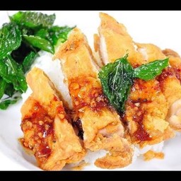 ข้าวไก่กรอบ ราดซอสกะเพรา แม่ครัวใหญ่