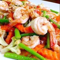 ผัดผักรวมกุ้งสด ราดข้าว แม่ครัวใหญ่