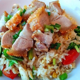 ข้าวผัดถาด หมูกรอบ แม่ครัวใหญ่