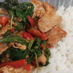 ข้าวกระเพราหมูชิ้น