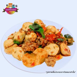 กะเพราลูกชิ้นหมู ราดข้าว