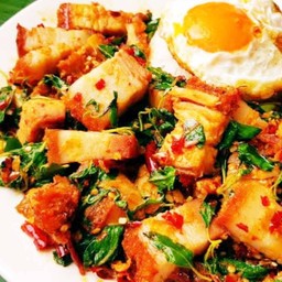 กะเพรา หมูกรอบ สุดฟิน แม่ครัวใหญ่