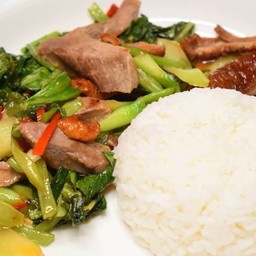 ผักคะน้า ราดข้าว แม่ครัวใหญ่