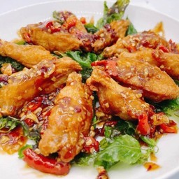 ปีกไก่ทอด ราดซอสกะเพรา แม่ครัวใหญ่