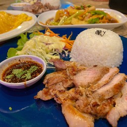 ข้าวหน้าหมูย่างจิ้มแจ่ว