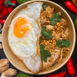 ข้าวไก่กระเทียม + ไข่ดาว