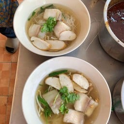 แม่นุ้ย ก๋วยเตี๋ยวปลาต้มยำ แม่นุ้ย ก๋วยเตี๋ยวปลาต้มยำ ถ.เสม็ดแดง ทับมา