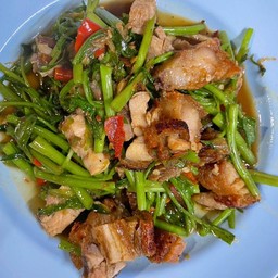 ผัดผักบุ้งหมูกรอบ