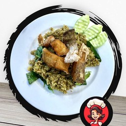 ข้าวผัดแกงเขียวหวานปลากระพงทอดกรอบ