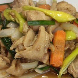 เนื้อไก่ผัดน้ำมันหอยใส่พริกหยวก
