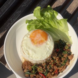 ข้าวกะเพราหมูสับไข่ดาว