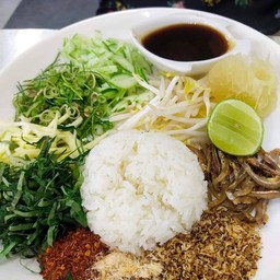 ข้าวยำปักษ์ใต้  สงขลาค่ะทางร้านทำน้ำข้าวยำเองค่ะอร่อยมากๆค่ะ