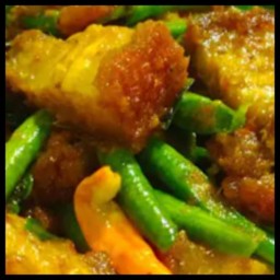 ผัดเครื่องแกงหมูกรอบราดข้าว