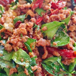 ข้าวผัดพริกแกงเนื้อสับใบยี่หร่า