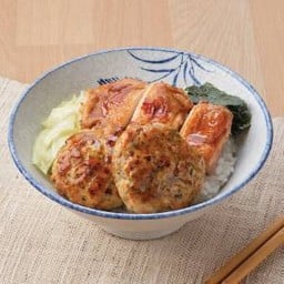 ข้าวหน้าสึคุเนะและไก่ย่างถ่าน