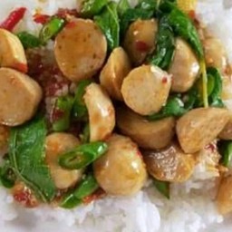 กระเพราลูกชิ้นหมู