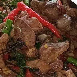 กะเพราเครื่องในไก่