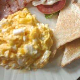 ไข่กวน ใส้กรอก ปังปิ้ง