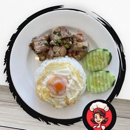 หมูกรอบผัดพริกเกลือราดข้าวไข่ดาว
