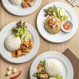 ข้าวราดผัดพริกแกงทะเล