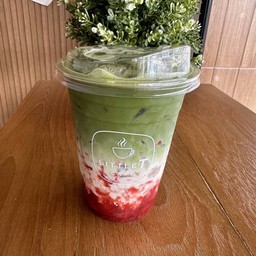 มัทฉะลาเต้สตรอว์เบอร์รี่