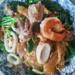 เส้นใหญ่ผัดซีอิ้วทะเล