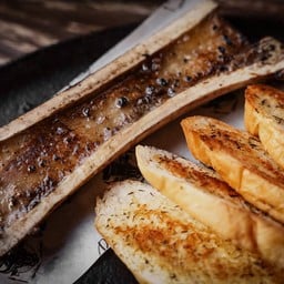 ไขกระดูกวัวย่างพร้อมขนมปังกระเทียม 🦴 🧄🥖