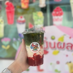 ชาเขียวนมสดสตอเบอรี่ (ไม่ได้ปั่น)