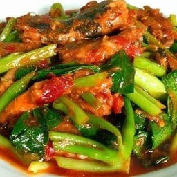 ปลากระป๋องผัดคะน้า