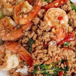 กะเพราพริกแห้งกุ้งหมูสับ