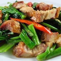 ยอดคะน้าอ่อนหมูกรอบราดข้าว