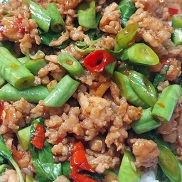 ข้าวกะเพราหมูสับถั่วฝักยาว
