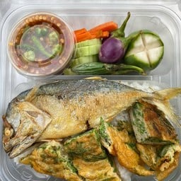 ข้าวน้ำพริกกะปิ ปลาทูทอด ชะอม (แถมฟรีผักสด)